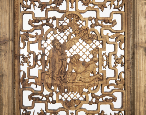 八仙紋屏四扇
清末民初
木雕刻
高194 × 寬43.5厘米
HKU.W.2004.1568 a-d

其中一扇屏風細節呈現八仙中的兩位，左為鍾離權，右為李鐵拐。